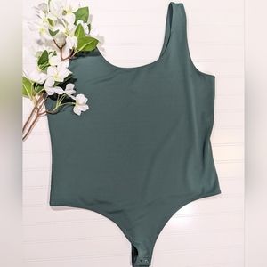 🌿 Express Moss Green Body Contour Scoop Neck Bodysuit